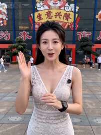 Fashionable Woman Smart Watch Showcase