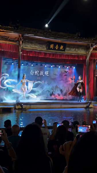 White Snake vs Vampire Stage Showdown