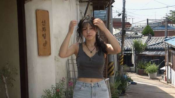 A Late Morning in a Korean Residential Alley